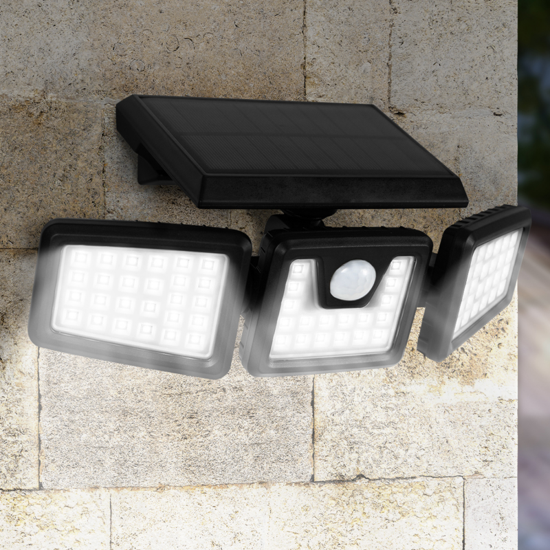 Projecteur LED avec panneau solaire intégré au luminaire.