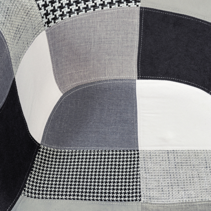 Lot de 2 fauteuils scandinaves SARA motifs patchworks noirs, gris et blancs Lot de 2 fauteuils scandinaves SARA motifs patchworks noirs, gris et blancs