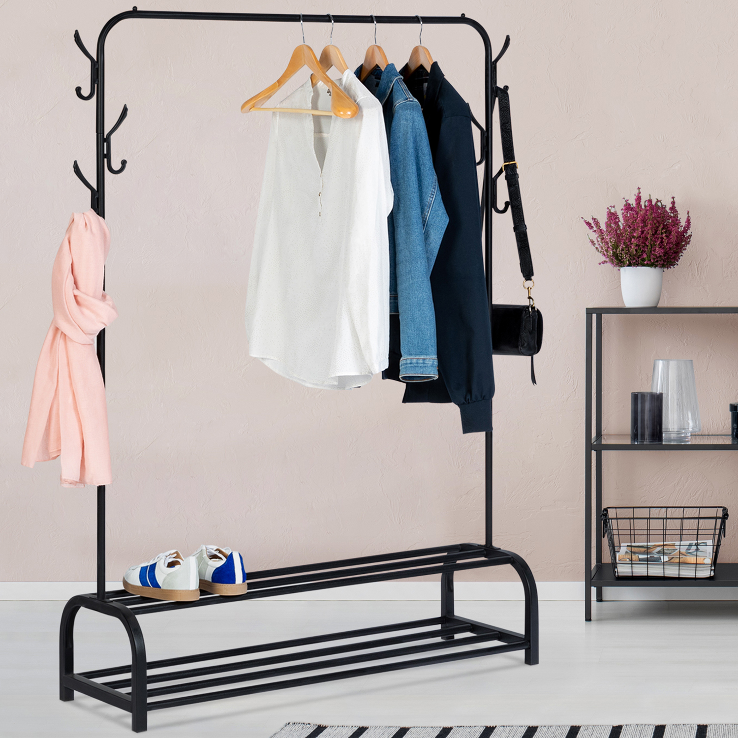 Portant vêtements en métal noir avec étagères à chaussures