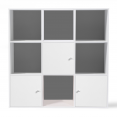 Meuble de rangement cube 9 cases bois blanc avec 3 portes blanches fond gris