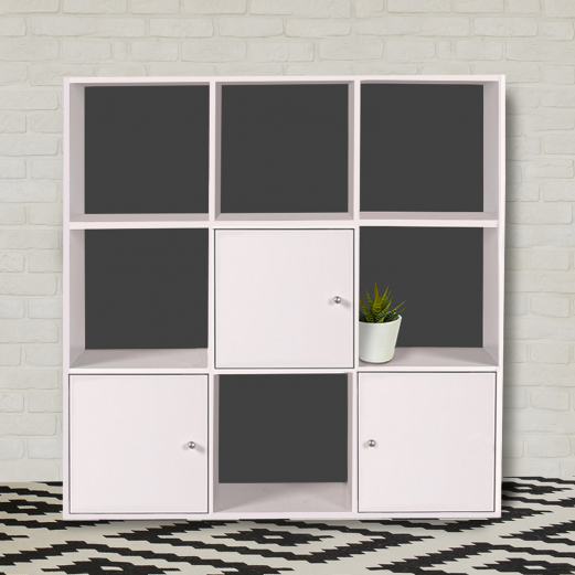 Meuble de rangement cube 9 cases bois blanc avec 3 portes blanches fond gris