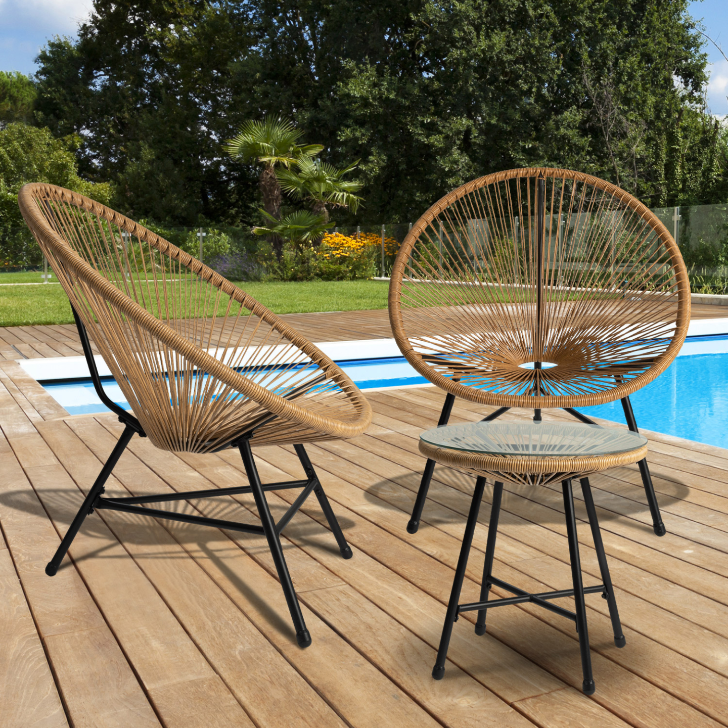 Salon de jardin IZMIR composé d'une petite table basse ronde noire avec plateau en verre et de deux fauteuils œufs en cordage beige effet rotin sur une terrasse.
