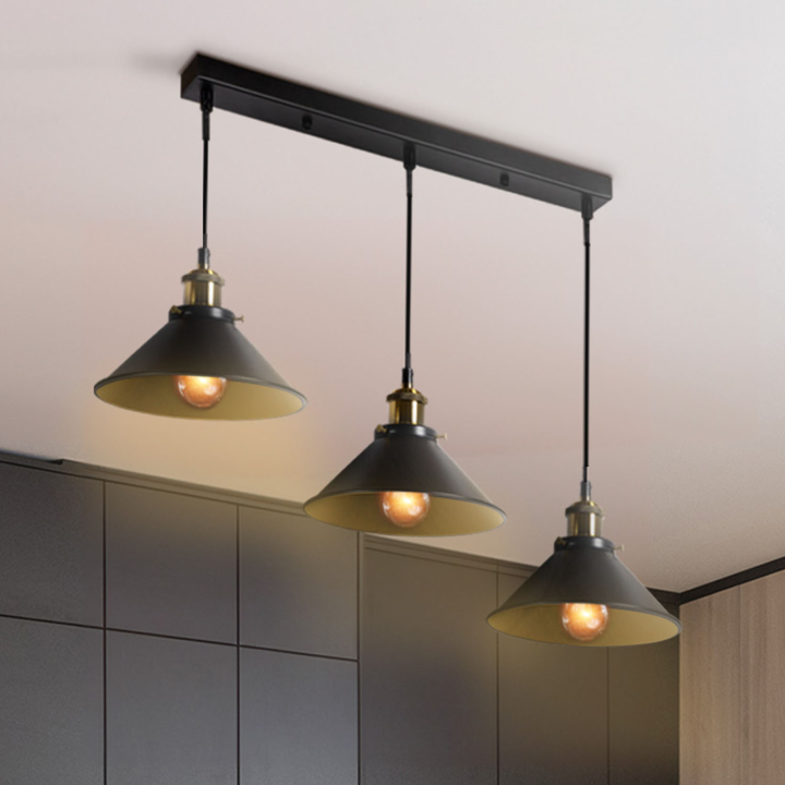 Suspension 3 lampes industrielles vintage en métal noir Suspension 3 lampes industrielles vintage en métal noir