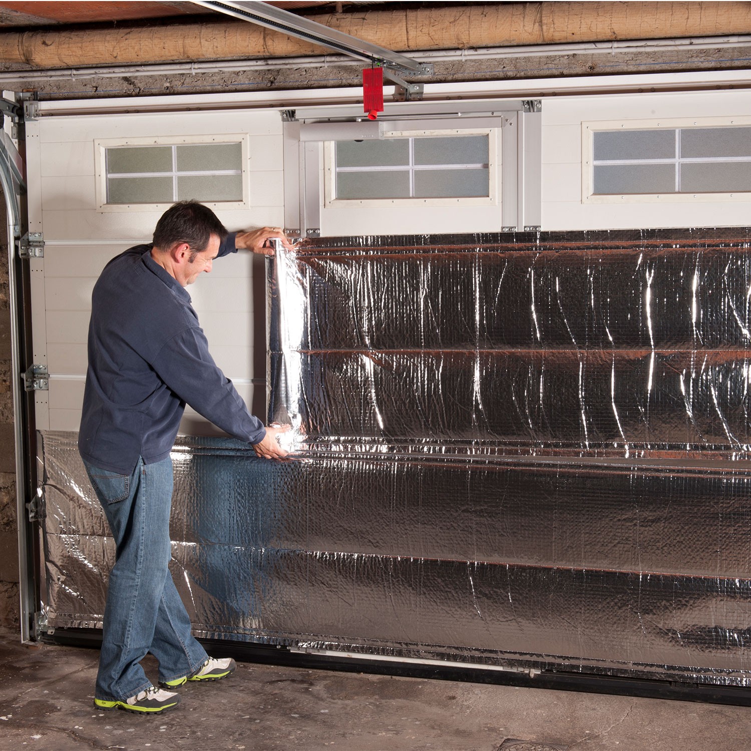 Installation d'une couverture isolante pour porte de garage 