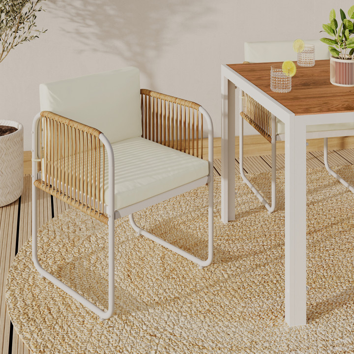 Set di 4 sedie RIO con struttura in metallo bianco, cordoncino effetto rattan chiaro e cuscini beige