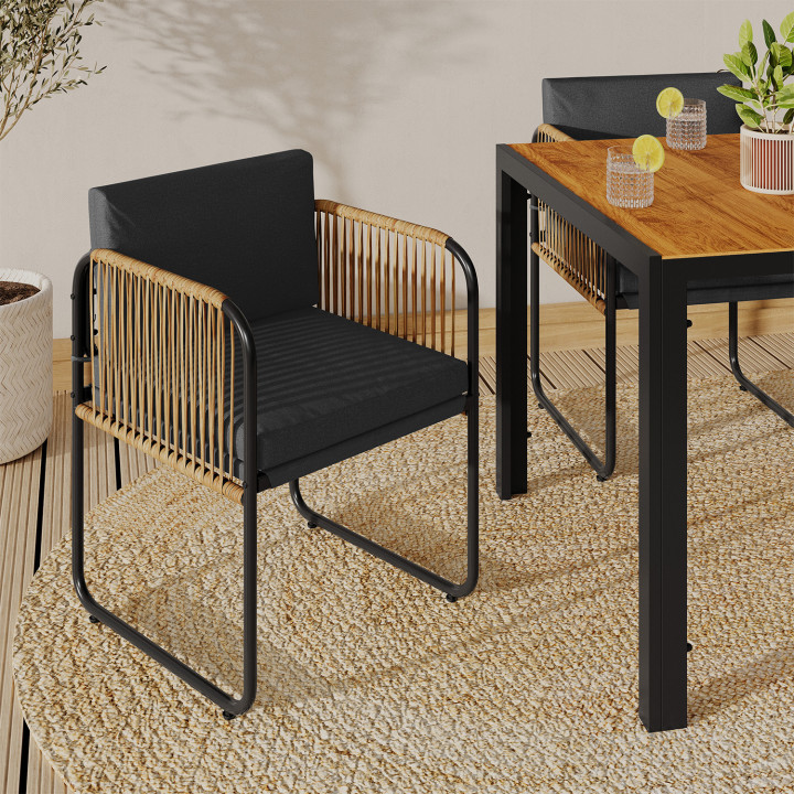 Set aus 4 Gartenstühlen RIO mit schwarzem Metallgestell, Seilen mit hellem Rattaneffekt und schwarzen Kissen