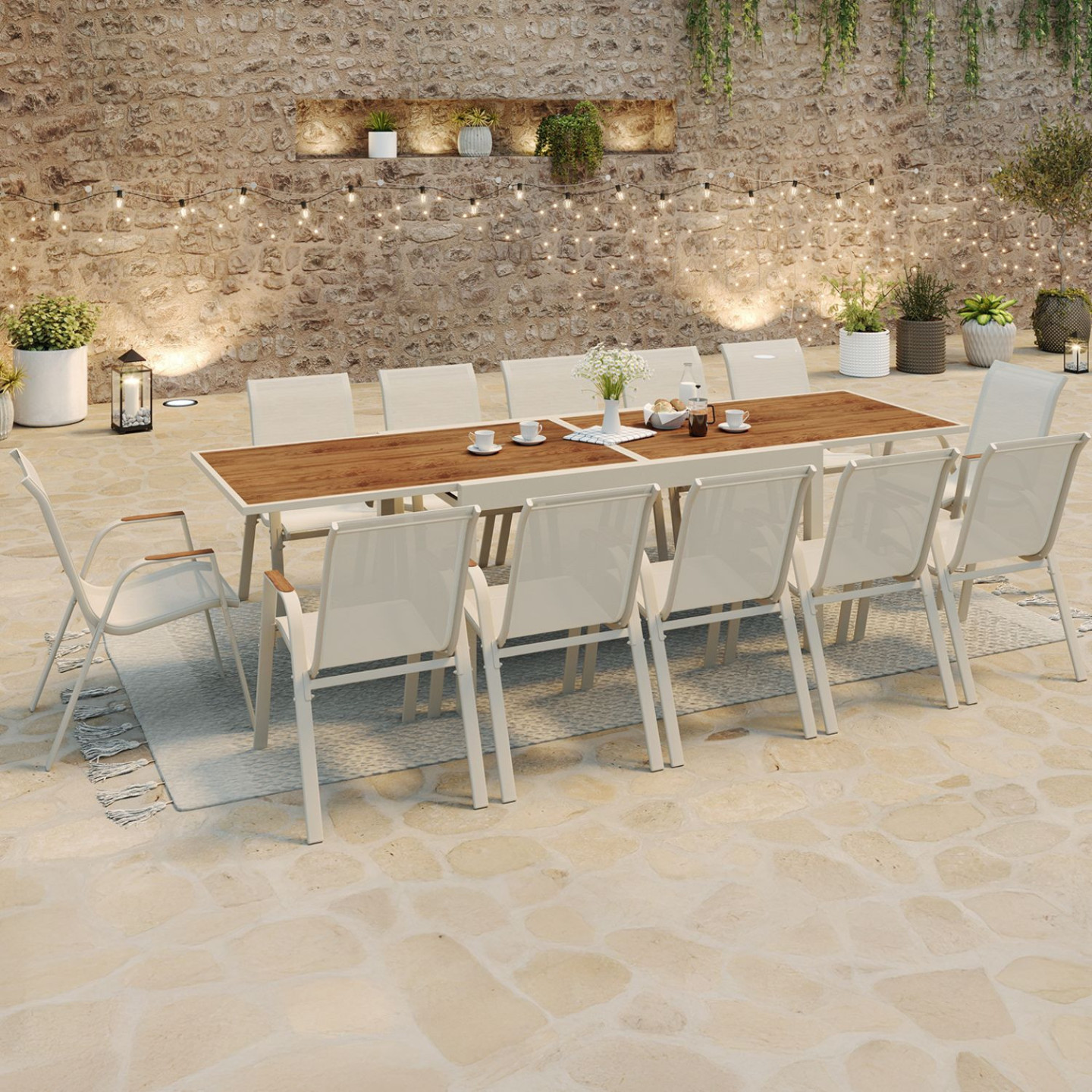 Gartenmöbel Ausziehbarer Tisch 135/270 CM Platte aus gehärtetem Glas in Holzoptik und 12 stapelbare Stühle Beige und Holz