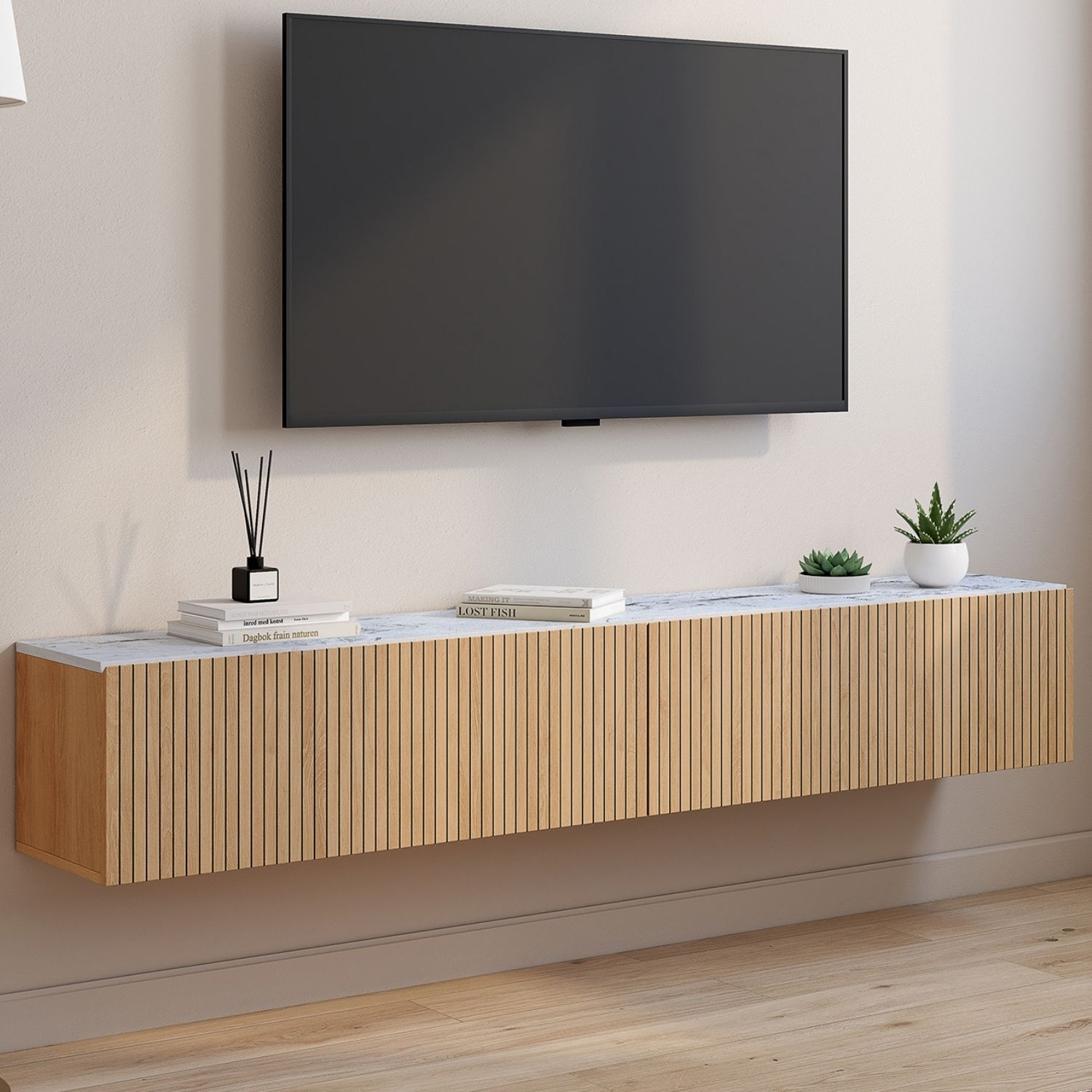 Meuble TV 180 cm suspendu plateau effet marbre lattes tasseau bois coloris chêne