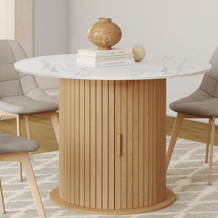 JULIETTE Mesa de comedor redonda extensible para 4-8 personas con patas de listones y tablero efecto mármol blanco 110-150 cm