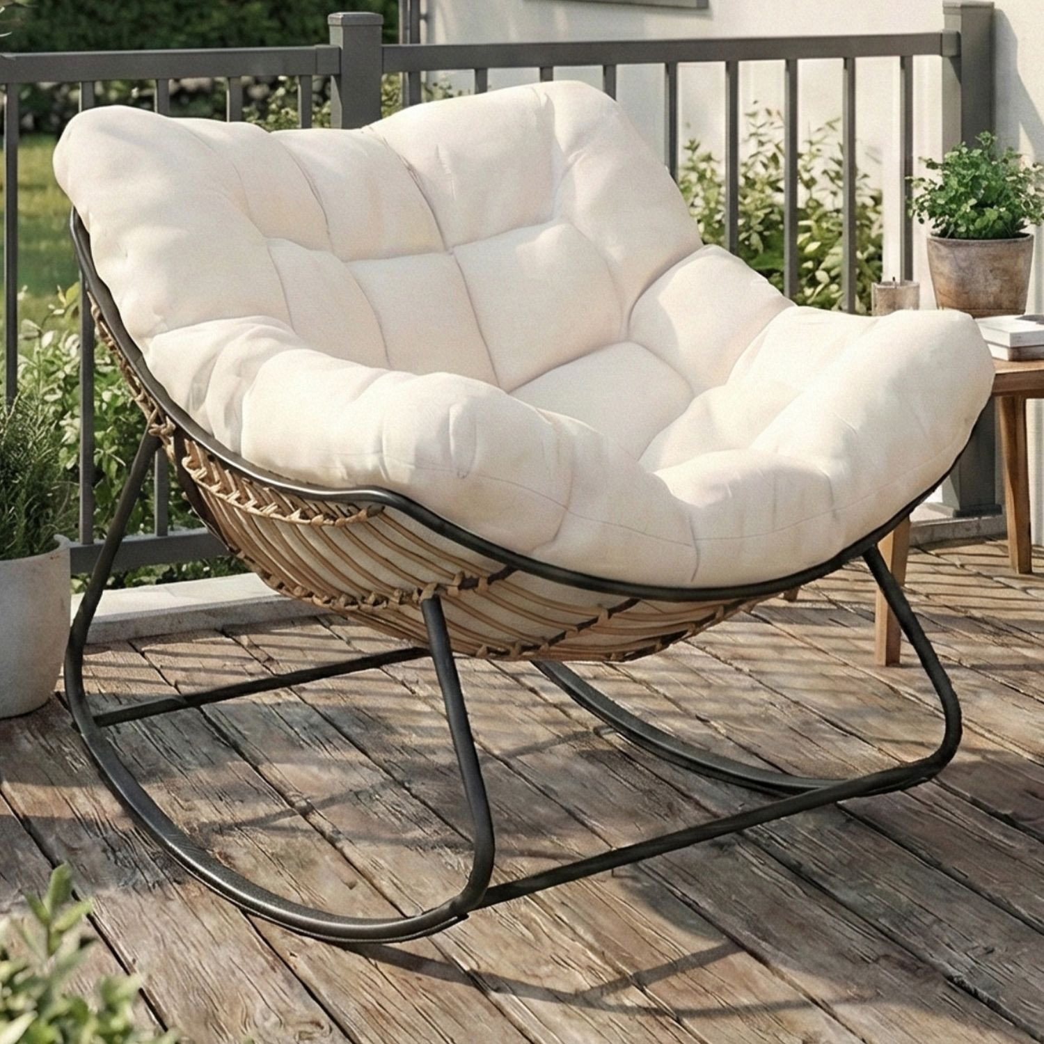 Fauteuil de jardin à bascule effet rotin avec coussin écru