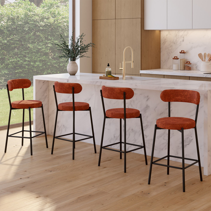 Lote de 4 taburetes de bar MIKI con respaldo curvo de tejido de chenilla en color terracota y patas de metal negro