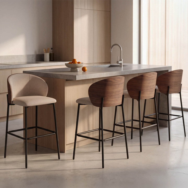 Set di 4 sgabelli da bar PENNY in tessuto color taupe, con schienale effetto noce e gambe in metallo nero