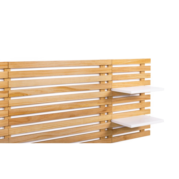 Kopfteil mit Holzlattenrost, 240 cm, und weiße Regale – AVA