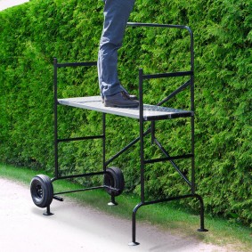 12526 - Andamio rodante y plegable, altura de trabajo 2,5m Echafaudage mobile sur roues L.140xl.78xH.135 CM avec 2 plateformes