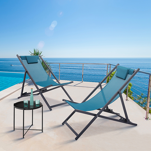 2 chiliennes bleues et noires, sur un balcon en bord de mer
