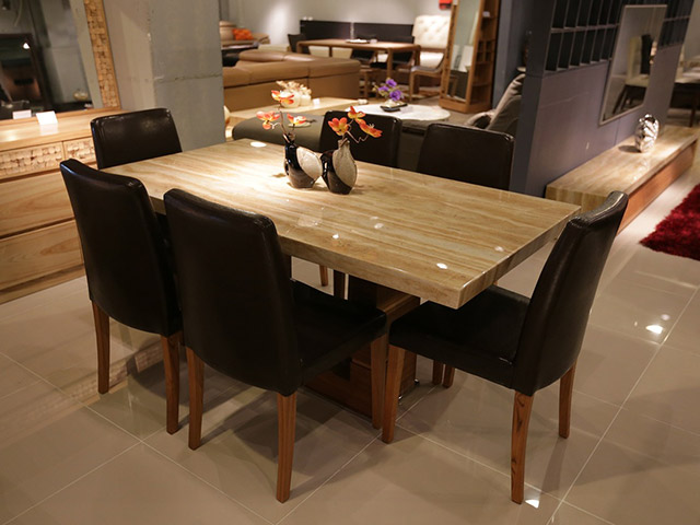 Grande table de salle à manger avec 6 chaises et un buffet