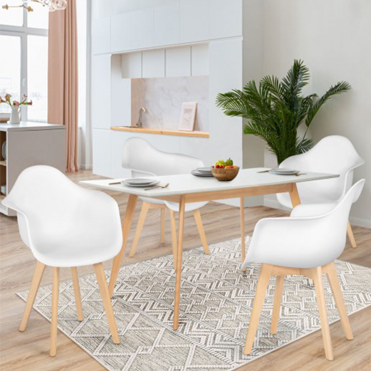4 chaises blanches avec assises en plastique et pieds en bois
