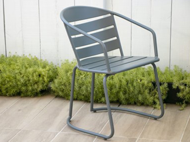 chaises en métal gris avec accoudoirs
