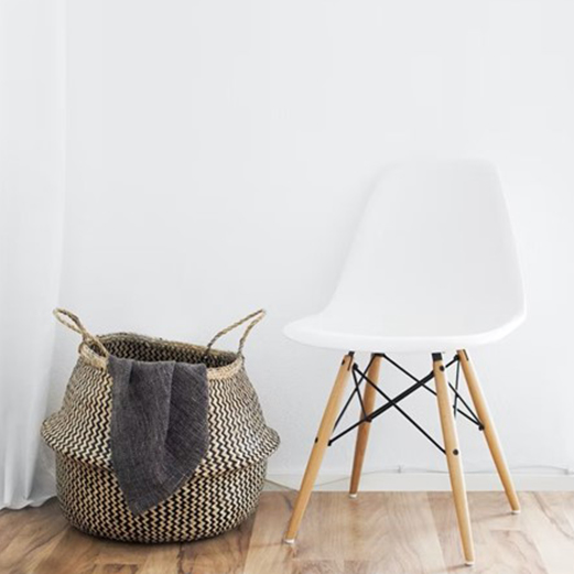 chaise scandinave blanche et pieds bois avec éléments en métal à côté d’un panier