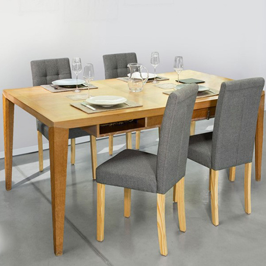 4 chaises capitonnées avec pieds bois autour d’une table