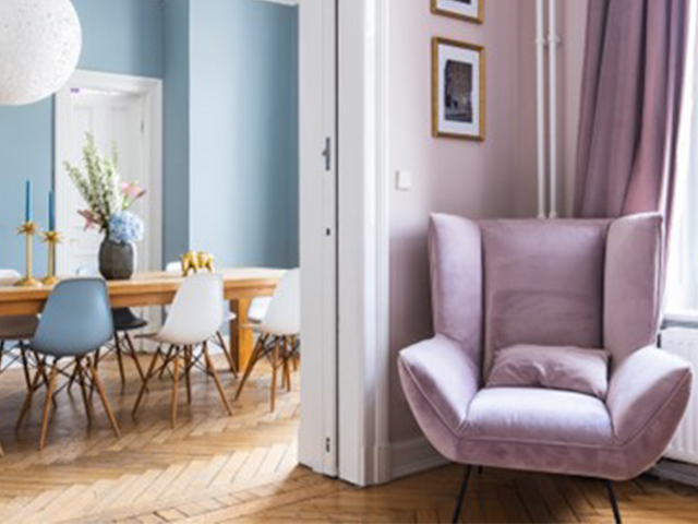 Des chaises aux couleurs dépareillées dans un intérieur cosy.