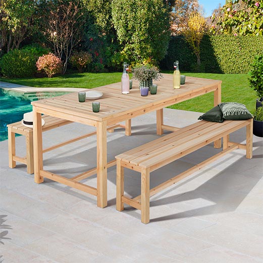 Table de jardin en bois avec ses deux bancs en bois