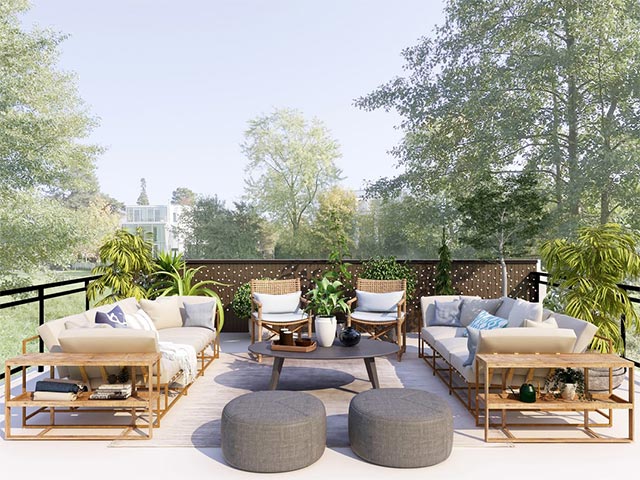 Salon de jardin avec fauteuil canapé table pouf sur une terrasse