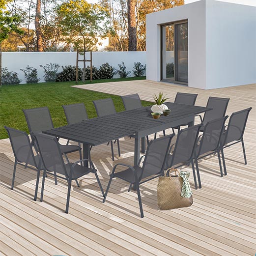 Table de jardin extensible sur une grande terrasse