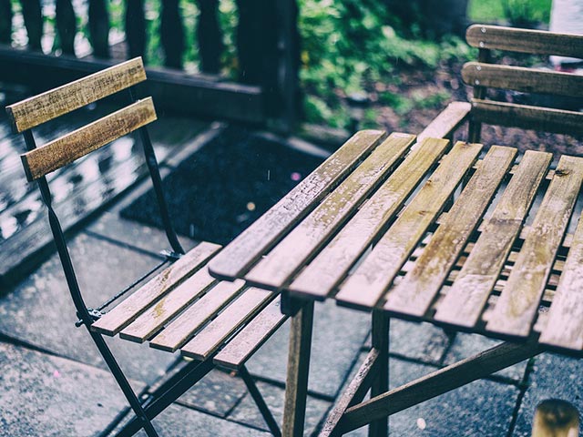 Table et chaise de jardin sans protection contre la pluie