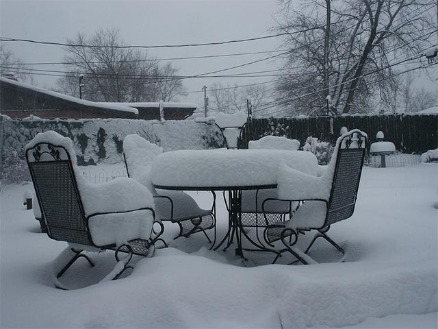 Table et chaises de jardin en métal, l’hiver sous la neige