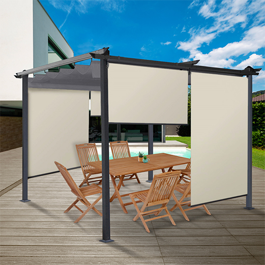 Une pergola en métal gris avec des stores enrouleurs beiges, table en bois et chaises