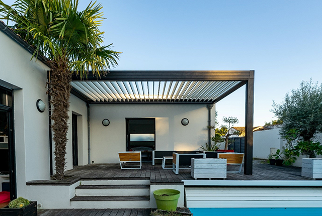 Une pergola dans un jardin