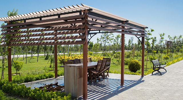 Une pergola en bois dans un jardin