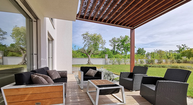 Une terrasse couleur bois avec une pergola