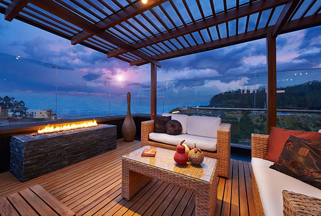 Coucher de soleil sur une terrasse en bois avec pergola