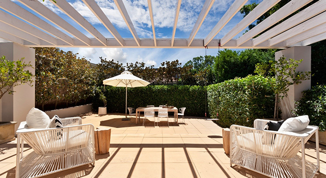 Une terrasse ensoleillée agrémentée d'une pergola