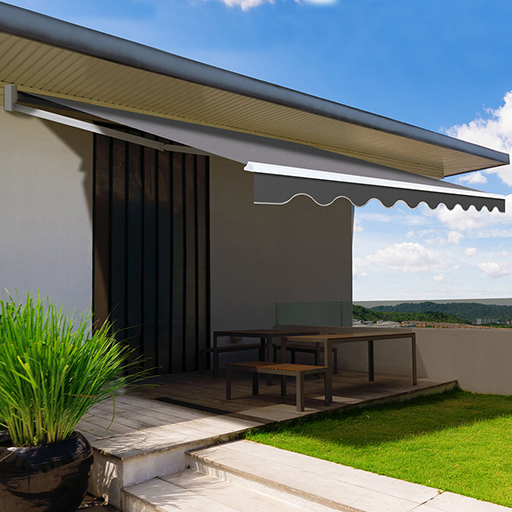 Une terrasse ombragée par un store banne couleur gris anthracite