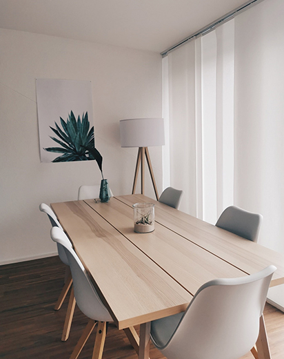 Une table à manger en bois et 8 chaises assorties dans une salle à manger