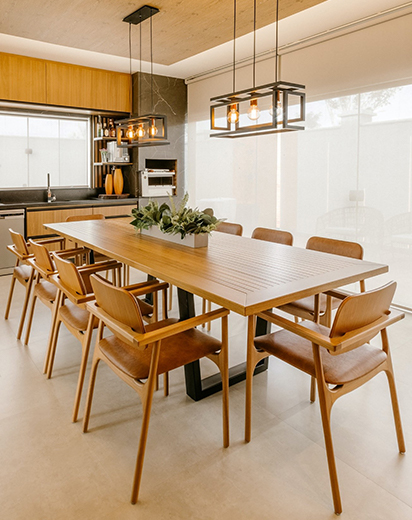 Une table à manger conviviale dans un séjour moderne