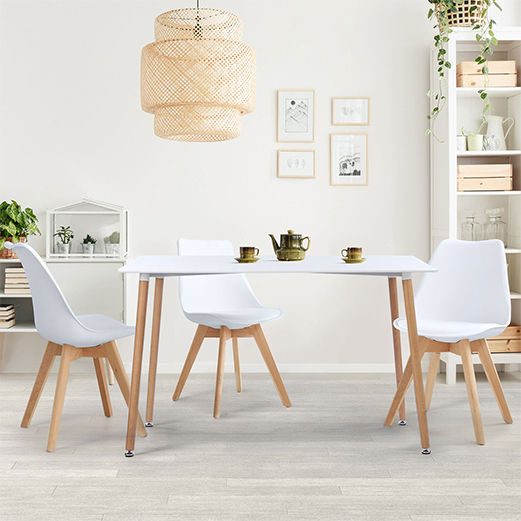 Une table à manger blanche et bois de style scandinave