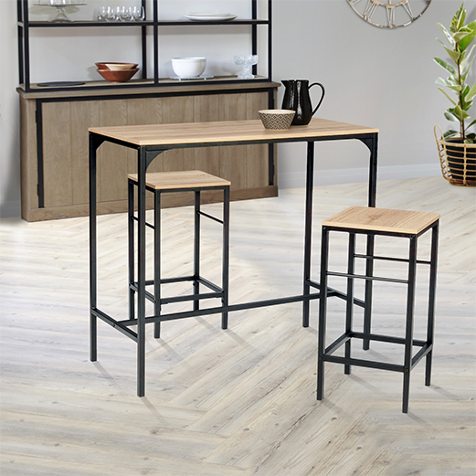 2 tabourets de bar design industriel à la bonne taille autour d'une table haute