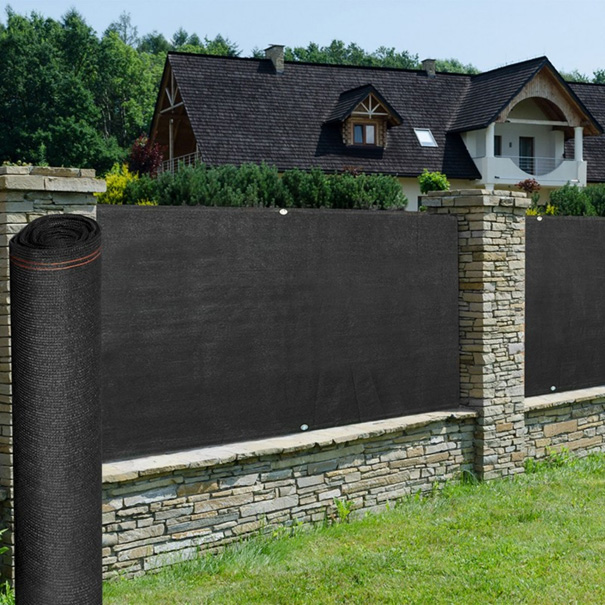 Un brise-vue en toile installé comme clôture pour éviter le vis-à-vis