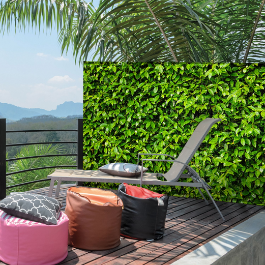 Espace de tranquillité sur un balcon avec transat et poufs