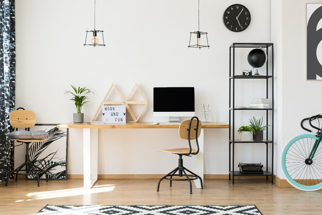 bureau long en bois et métal avec chaise de bureau industrielle réglable