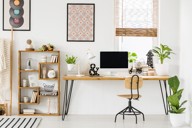 Bureau et rangements sur mesure avec plateaux en hêtre