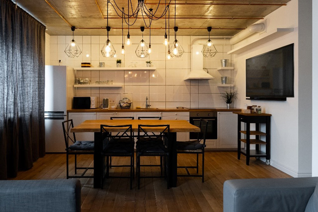 Coin repas style industriel avec une table en bois et métal noir