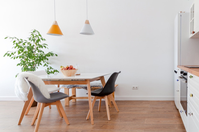 Tables et chaises scandinaves dans une cuisine