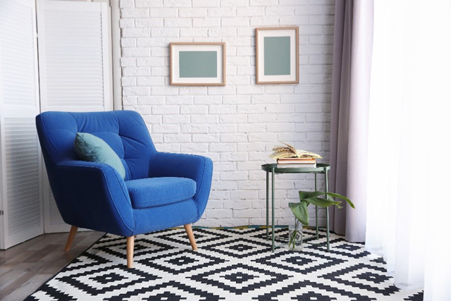 Salon cosy avec fauteuil bleu