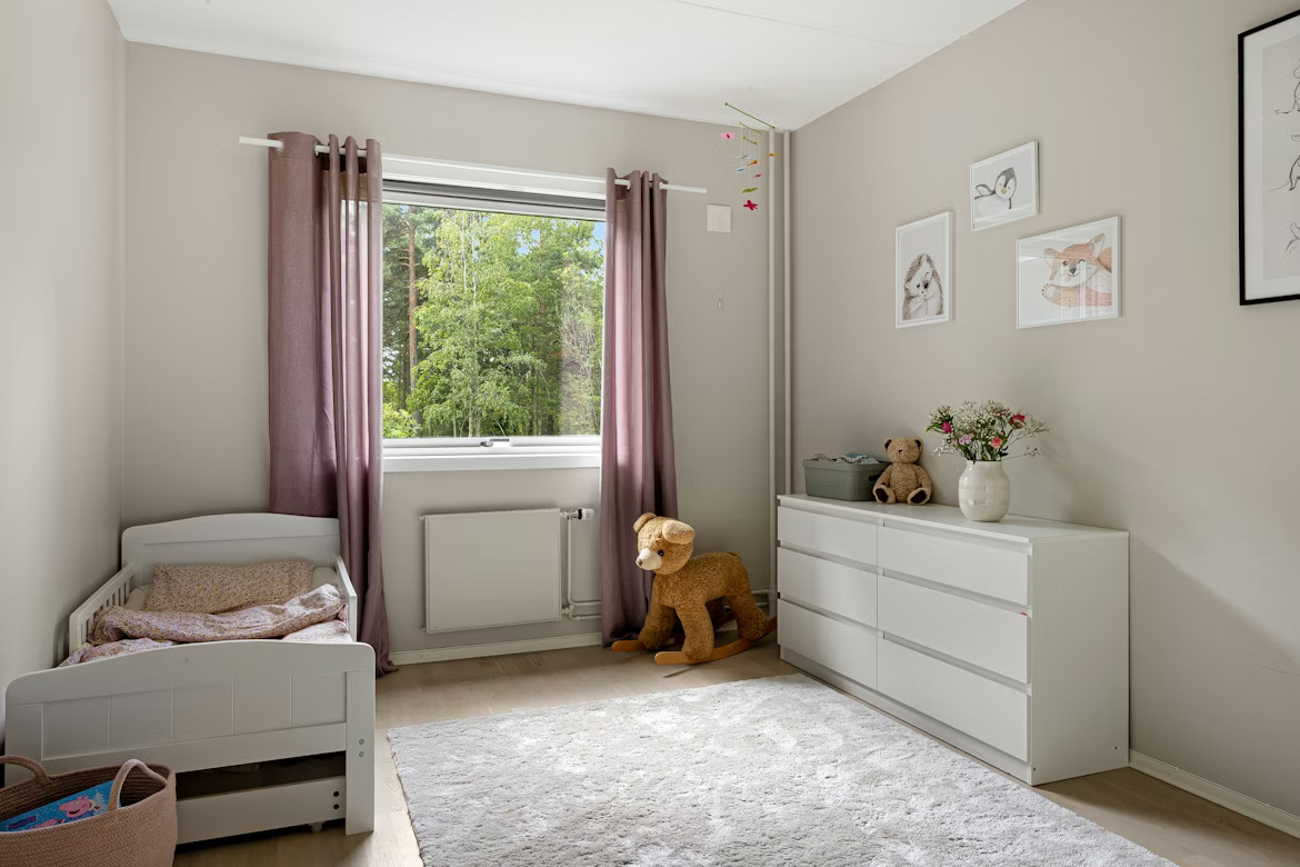 Chambre d’enfant avec lit gigogne (tiroir sous le lit), tapis et commode