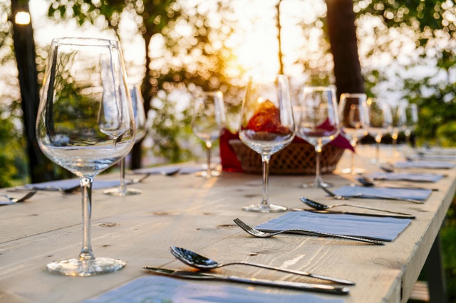 Table à manger en bois dressée pour le repas